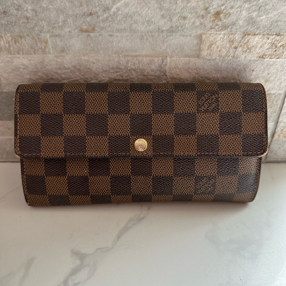 💯Authentic Louis Vuitton Damier Sarah long wallet in good condition.